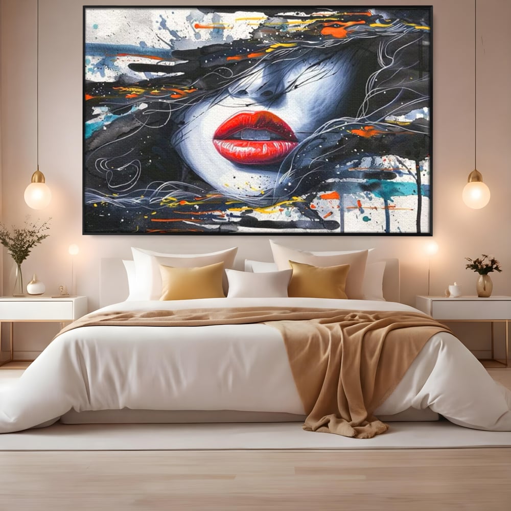 Tablou canvas cu tablou canvas cu buze rosii si par abstract, in rama de aluminiu negru, pe perete intr-un dormitor